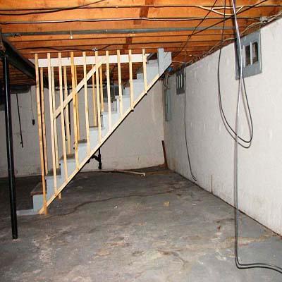 Лестница в подвальное помещение из бетона