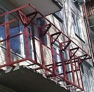 Конструкция выносного подоконника на балконе крепится к основанию