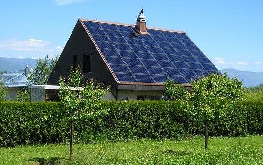 соленчные батареи на крыше дома