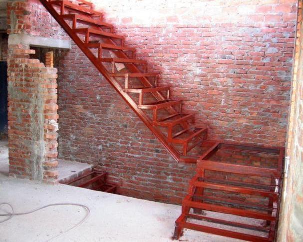 Поворотная металлическая лестница