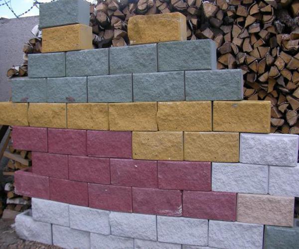 Цветные бетонные стеновые камни
